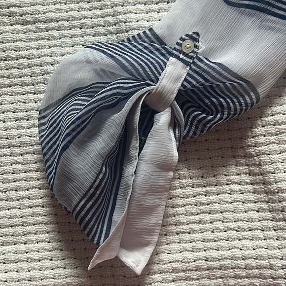 LIKE NEW - HOLLISTER sheer top - Picture 4 of 5